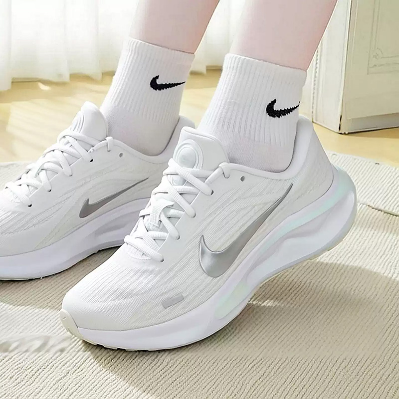 NIKE レディース 新型 JOURNEY RUN クッショ - Women Shoes Running Nike のレビューと価格